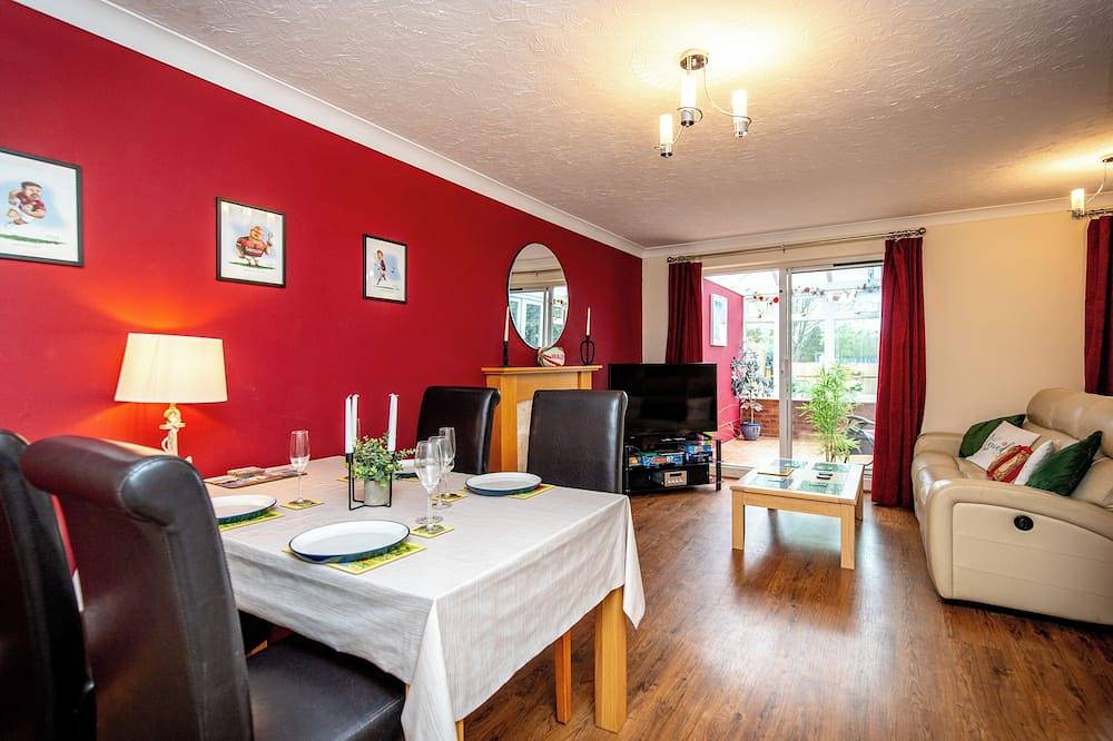 Comfortable & Spacious Entire Holiday home in Llanelli.  Pet Friendly. in Llanelli, Carmarthenshire