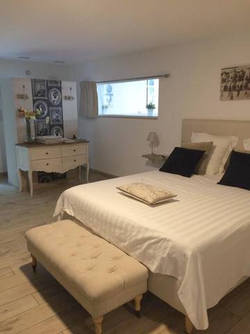 Chambre d’hôte pour 4 personnes, avec vue ainsi que jardin et piscine à Luceau