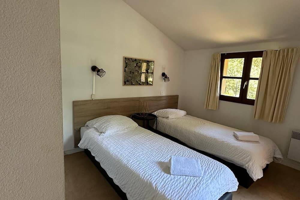 House in a green park in Salles, Region de Arcachon