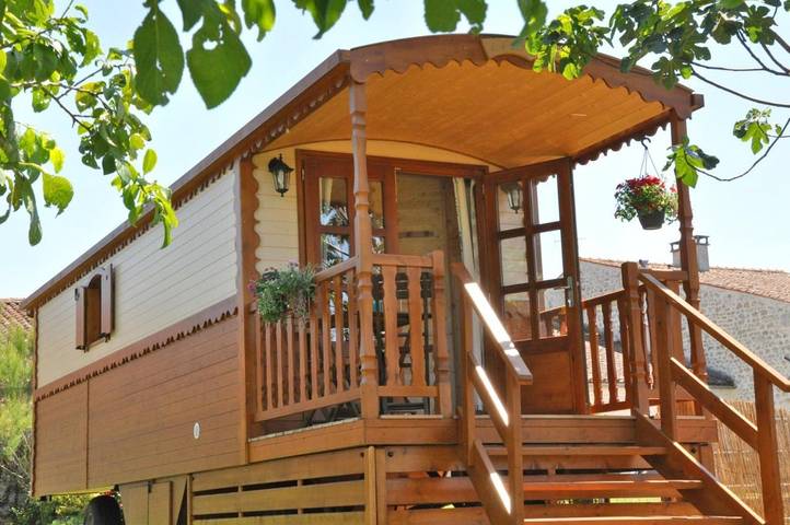 Location de vacances pour 3 personnes, avec Terrasse et Jardin ainsi que Piscine et Vue sur le lac à La Gripperie-Saint-Symphorien