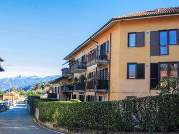 Ferienwohnung für 4 Personen, mit Balkon und Garten in Porto Valtravaglia