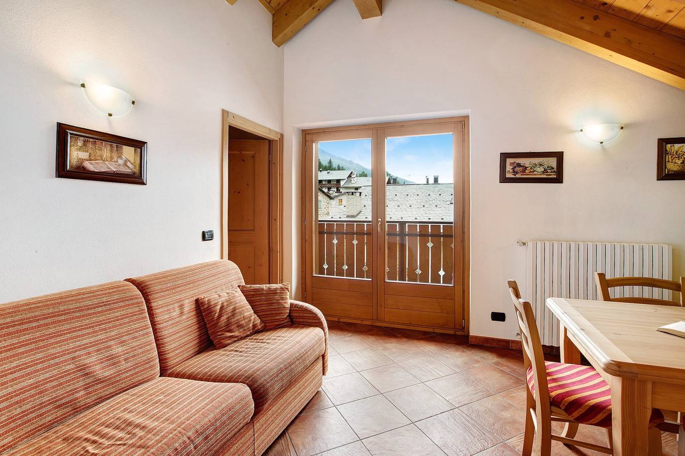 Entire apartment, Apartment 'Casa Michela Trilocale Mansardato' with Mountain View, Shared Terrace and Wi-Fi in Santa Caterina Valfurva, Valfurva