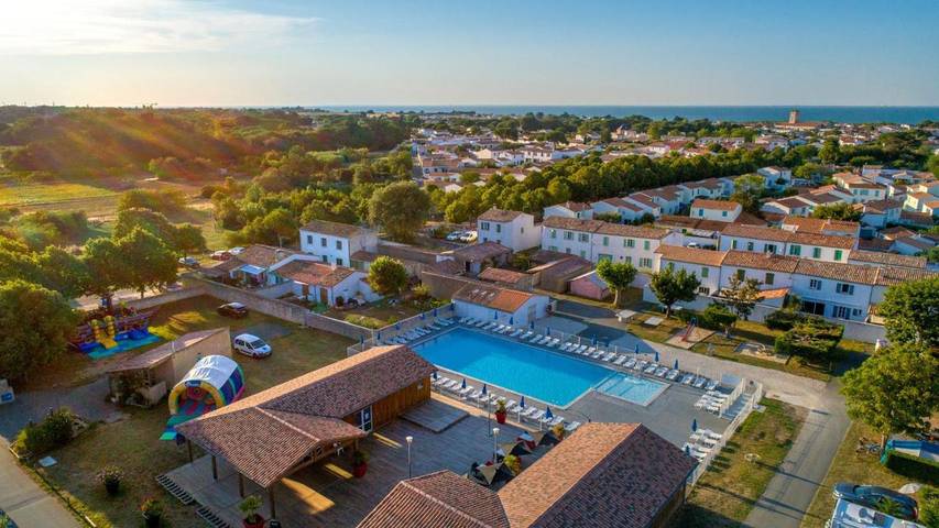 Camping pour 5 personnes, avec terrasse ainsi que piscine et jardin