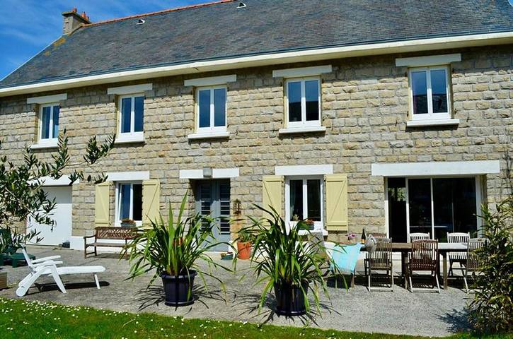 Location de vacances pour 10 personnes, avec vue ainsi que jardin et terrasse, animaux acceptés dans Plage Pors Carn