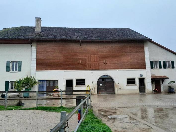 Gîte pour 6 personnes, avec jardin dans Luins