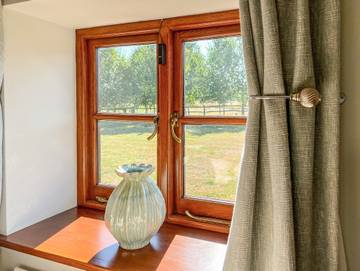 Log Cabin for 4 People in Thakeham, West Sussex, Photo 3