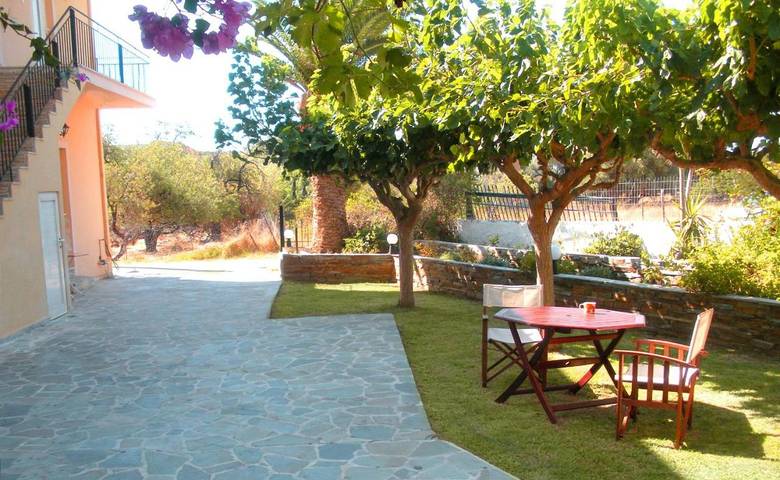 Gîte pour 2 personnes, avec vue et jardin dans Soúgia - 4