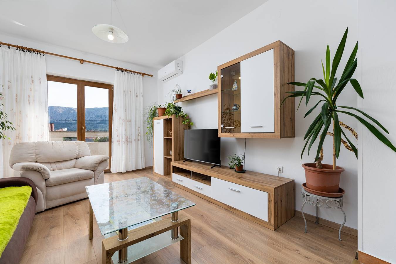 Ganze Wohnung, Wohnung im ersten Stock mit Blick auf die Berge. in Vela plaža, Baska