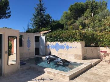 Gîte pour 6 personnes, avec terrasse ainsi que piscine et jardin à Ventabren