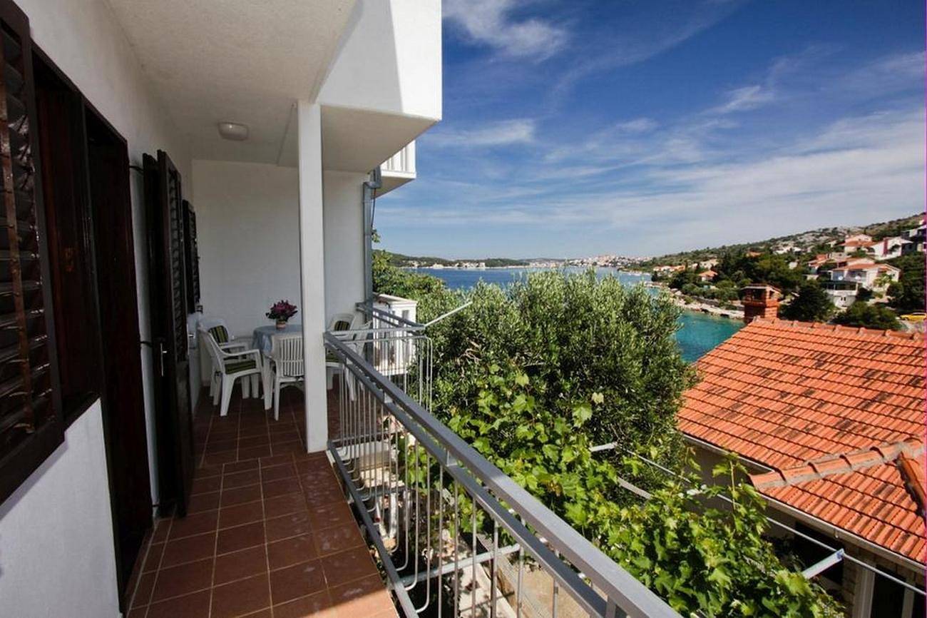 Ganze Wohnung, 2-Zimmer-Ferienwohnung am Strand Bucht Kalebova Luka, Rogoznica A-23548-a in Razanj, Šibenik-Knin