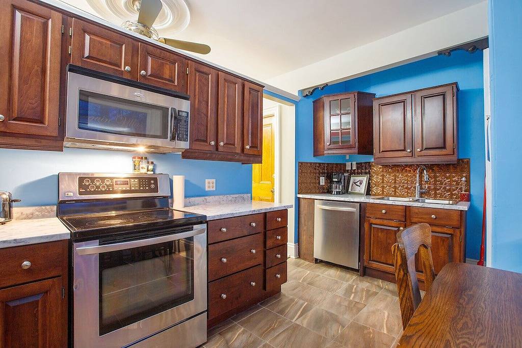 Ganze Wohnung, Deluxe suite, double whirlpool bath, 4 poster queen bed in Region of Queens Municipality, Queens County