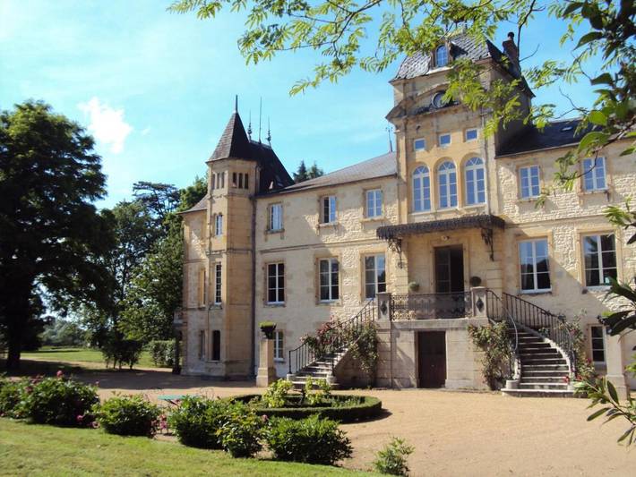 Chambre d’hôte pour 2 personnes, avec Jacuzzi et Jardin ainsi que Piscine et Sauna dans Nièvre