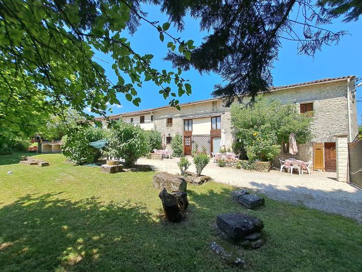 Gîte pour 6 personnes, avec piscine et jacuzzi, adapté aux familles à Saint-Pierre-de-Juillers