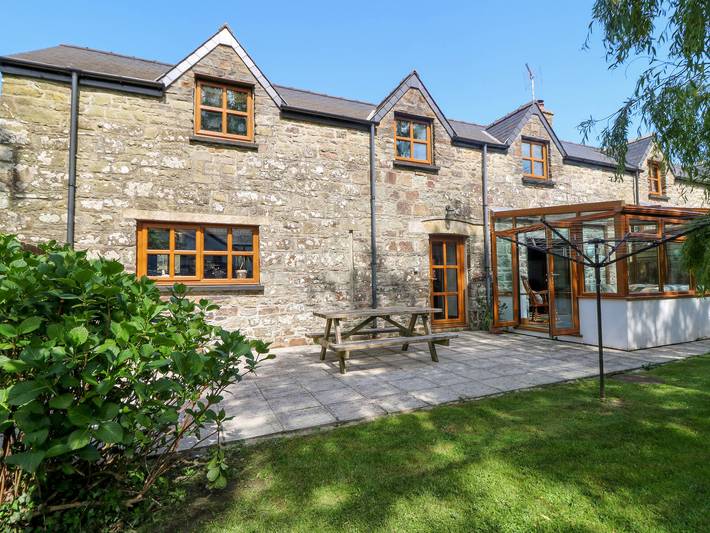 Cottage for 7 people, with pool and garden, with pets in Mid-Wales