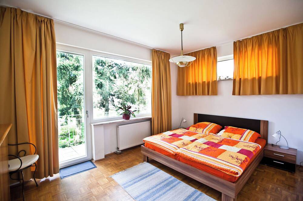 Rheingau-Ferienhaus in idyllischer Lage: Klavier, variabler Gruppenraum & Garten in Stephanshausen, Geisenheim