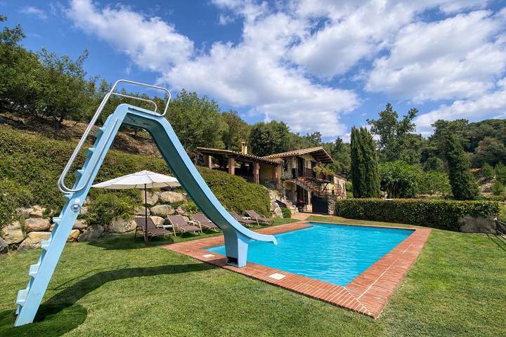 Casa rural para 12 personas, con jardín en San Felíu de Buxalleu