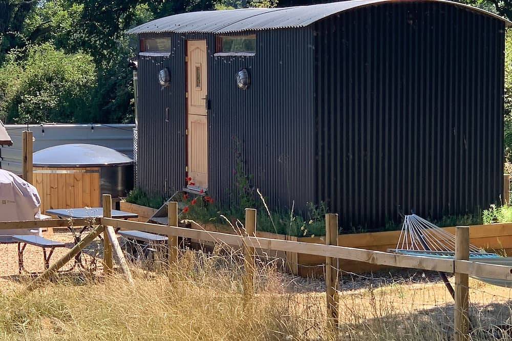Shepherds Hut with Scandinavian Hot Tub and hydromassager in Sway, Hampshire