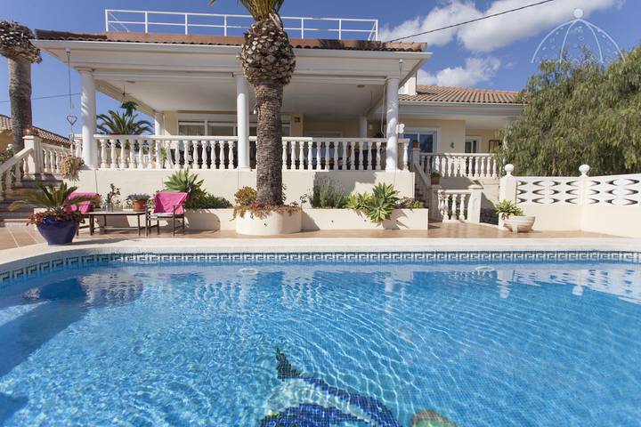 Chalet para 6 personas, con jardín además de piscina y terraza en Marina Baja - 4