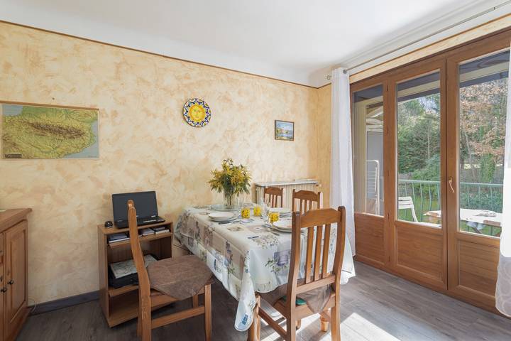 Apartamento entero, Apartamento "Sun Canigou" | Vista a la montaña, terraza privada, Wi-Fi, a 12 min de los baños in Vernet-les-Bains, Parque Natural Regional de los Pirineos Catalanes