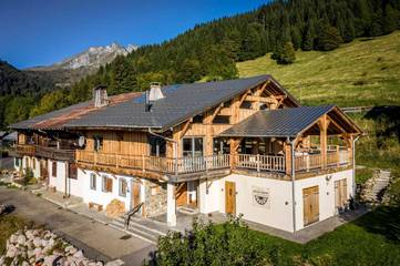Maison de campagne pour 20 personnes, avec terrasse et sauna ainsi que jacuzzi et jardin, adapté aux familles à La Côte-d'Arbroz