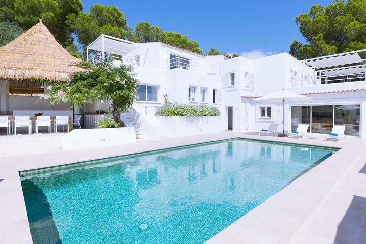 Chalet para 16 personas, con jardín además de terraza y jacuzzi en Ibiza