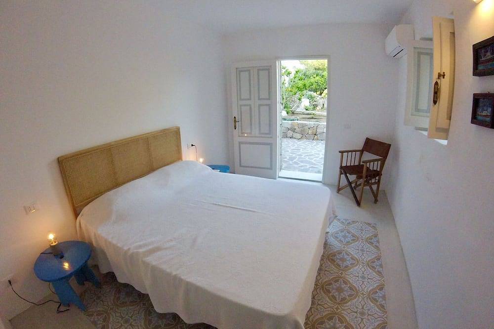 La Tana - Panarea in Spiaggetta di Drautto, Panarea