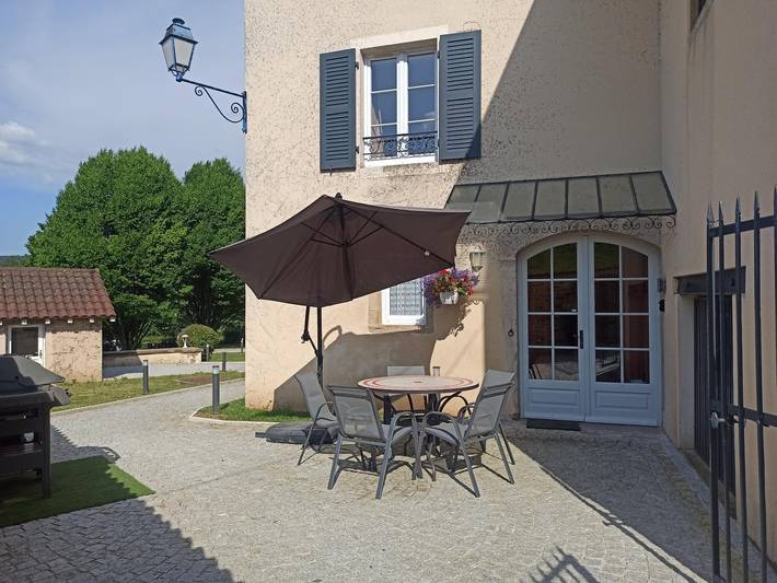 Gîte pour 4 personnes, avec terrasse ainsi que jardin et piscine à Bourgvilain
