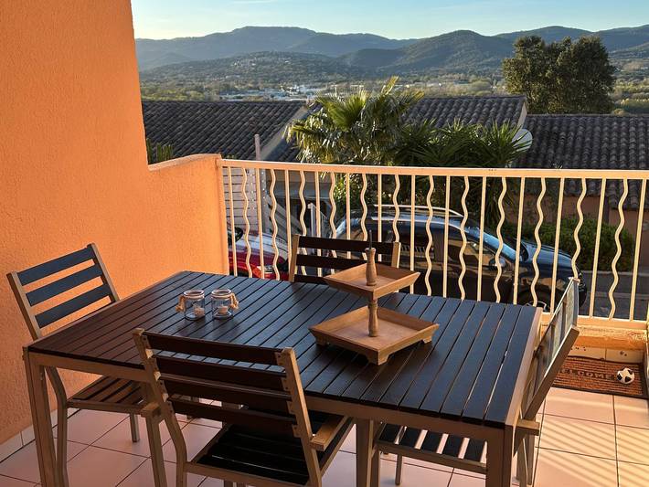 Ferienhaus für 4 Personen, mit Balkon und Terrasse sowie Pool und Ausblick in Cogolin