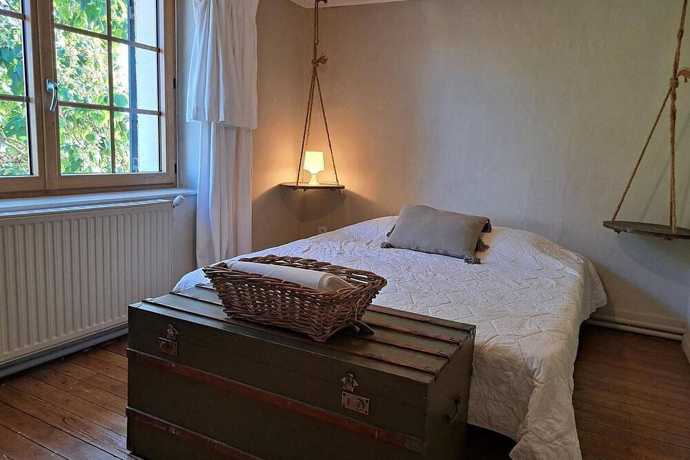 Gîtes spacieux avec piscine privative, sauna, animaux acceptés et parking, jusqu'à 18 personnes in Vivans, Région de Roanne