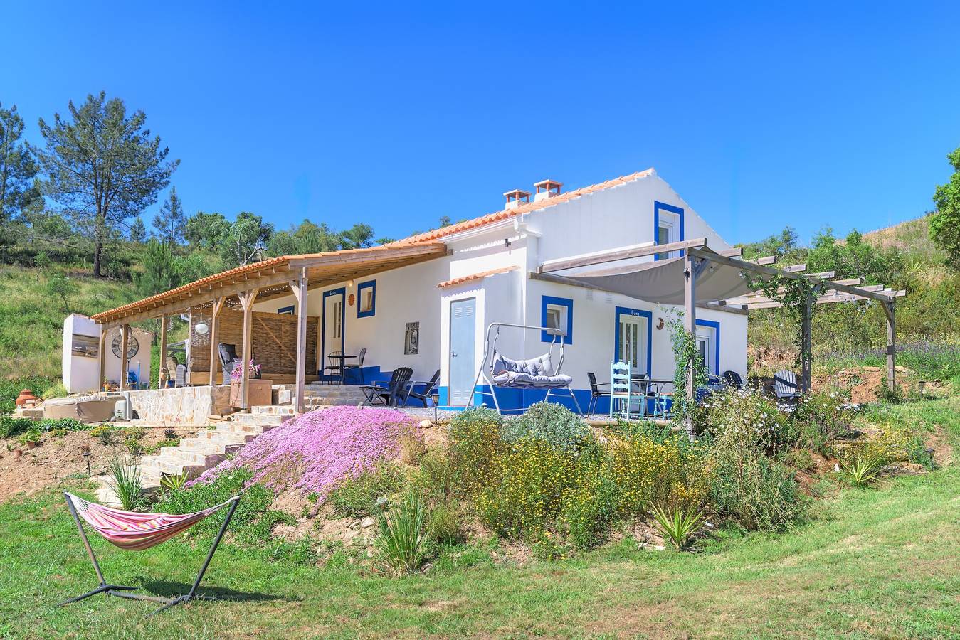 Hel leilighet, Apartment 'Sunny' with Mountain View, Shared Pool and Wi-Fi in Relíquias, Alentejo Litoral