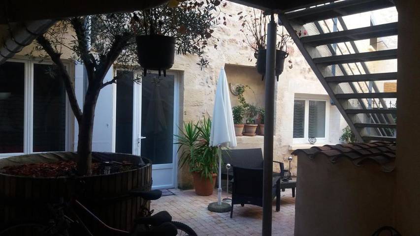 Gîte pour 2 personnes, avec Terrasse et Jacuzzi ainsi que Jardin et Vue à Saint-Macaire