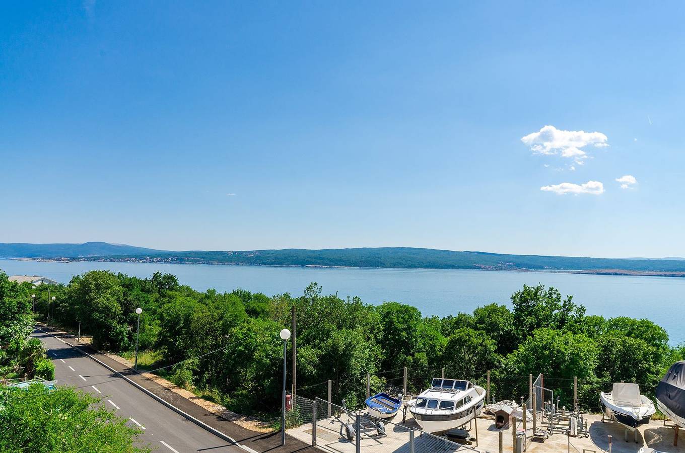 Ganze Wohnung, Komfortables Apartment nur 500 Meter zum Strand mit Meerblick, privatem Balkon, Grill in Dramalj, Primorje-Gorski Kotar