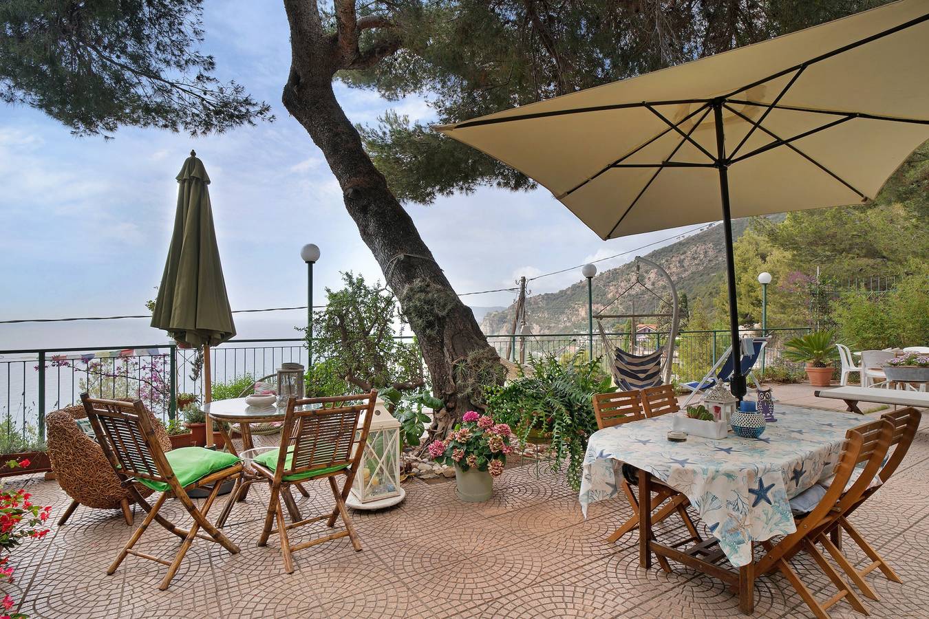 Apartamento entero, Apartamento vacacional 'Oasi' con vistas al mar, terraza y Wi-Fi in Alassio, Riviera di Ponente
