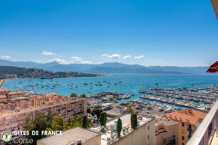 Gîte pour 2 personnes, avec Terrasse ainsi que Jardin et Vue en Corse - 2