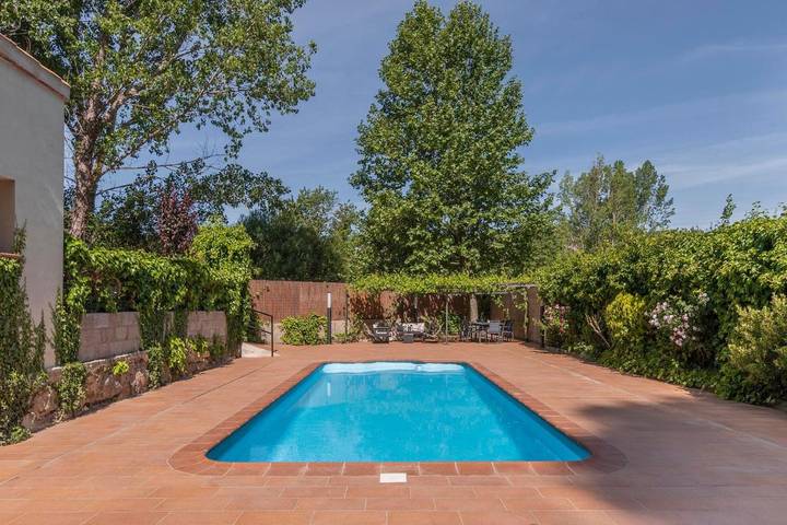 Apartamento de vacaciones para 12 personas, con jardín y piscina en Gúdar-Javalambre - 2