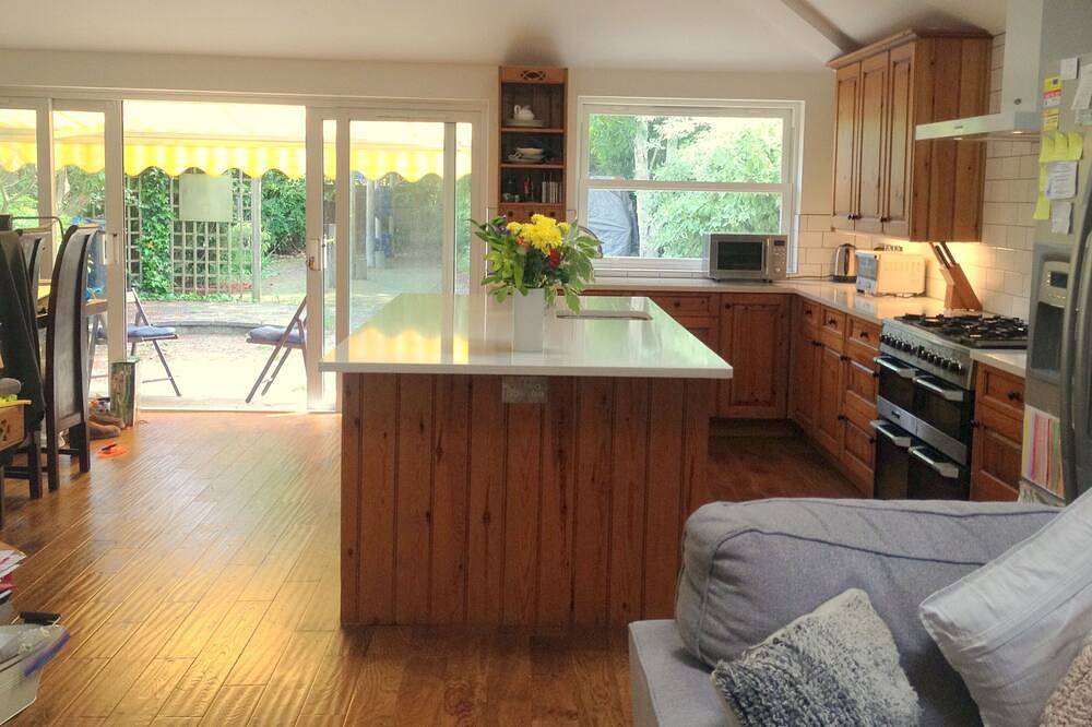 25Min to London Eye - 1300sqft Sunny 4Br Family Garden Home- Safe & Vibrant Area in Surbiton, London