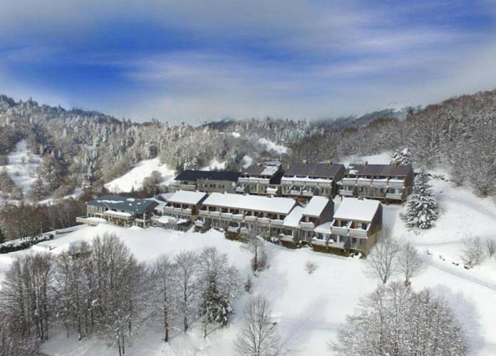 Location de vacances pour 7 personnes, avec vue et terrasse ainsi que piscine et jardin, animaux acceptés à Saint-Jacques-des-Blats - 2