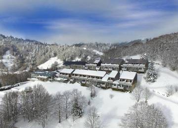 Location de vacances pour 5 personnes, avec terrasse et jardin ainsi que vue et piscine, animaux acceptés dans Prat de Bouc Haute Planèze