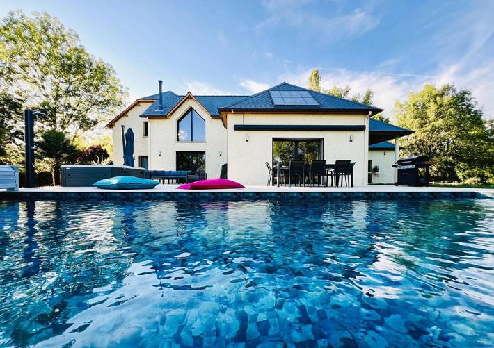 Cottage pour 8 personnes, avec jardin ainsi que jacuzzi et piscine, adapté aux familles dans Roussennac
