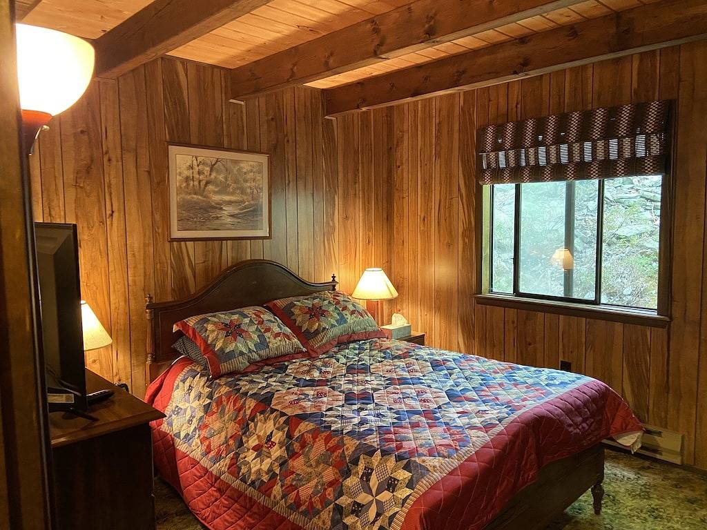 4br 2ba Chalet in Poconos that sleeps 10 in Saw Creek, Pike County
