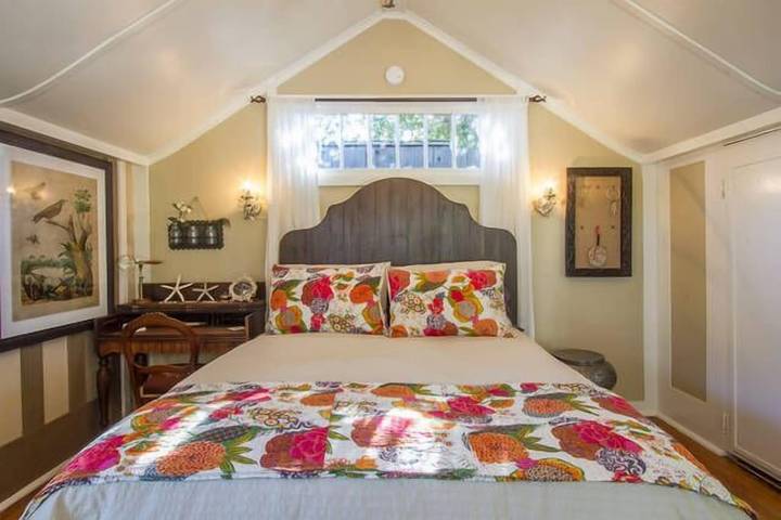 Entire apartment, John Steinbeck's Writer's Studio: Home of Classic American Author - 30 night min in Pacific Grove, Monterey County