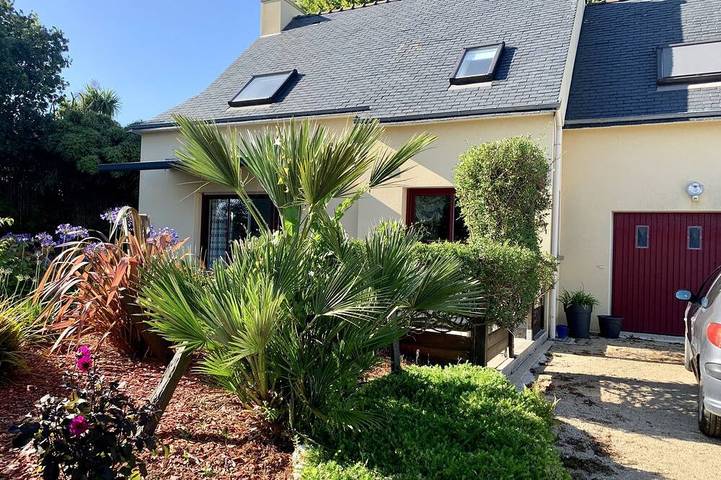 Gîte pour 6 personnes, avec terrasse et jardin à Plounéventer