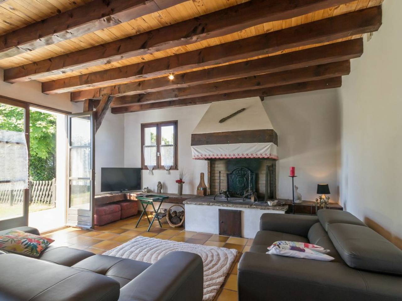 Chaumière Typique en Brière avec Cheminée, Wifi, et Terrasse - Idéal Familles in Île de Fédrun, Saint-Joachim