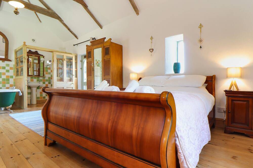Oofoo’S Barn, pet friendly, character holiday cottage in Mullion in Mullion, Cornwall