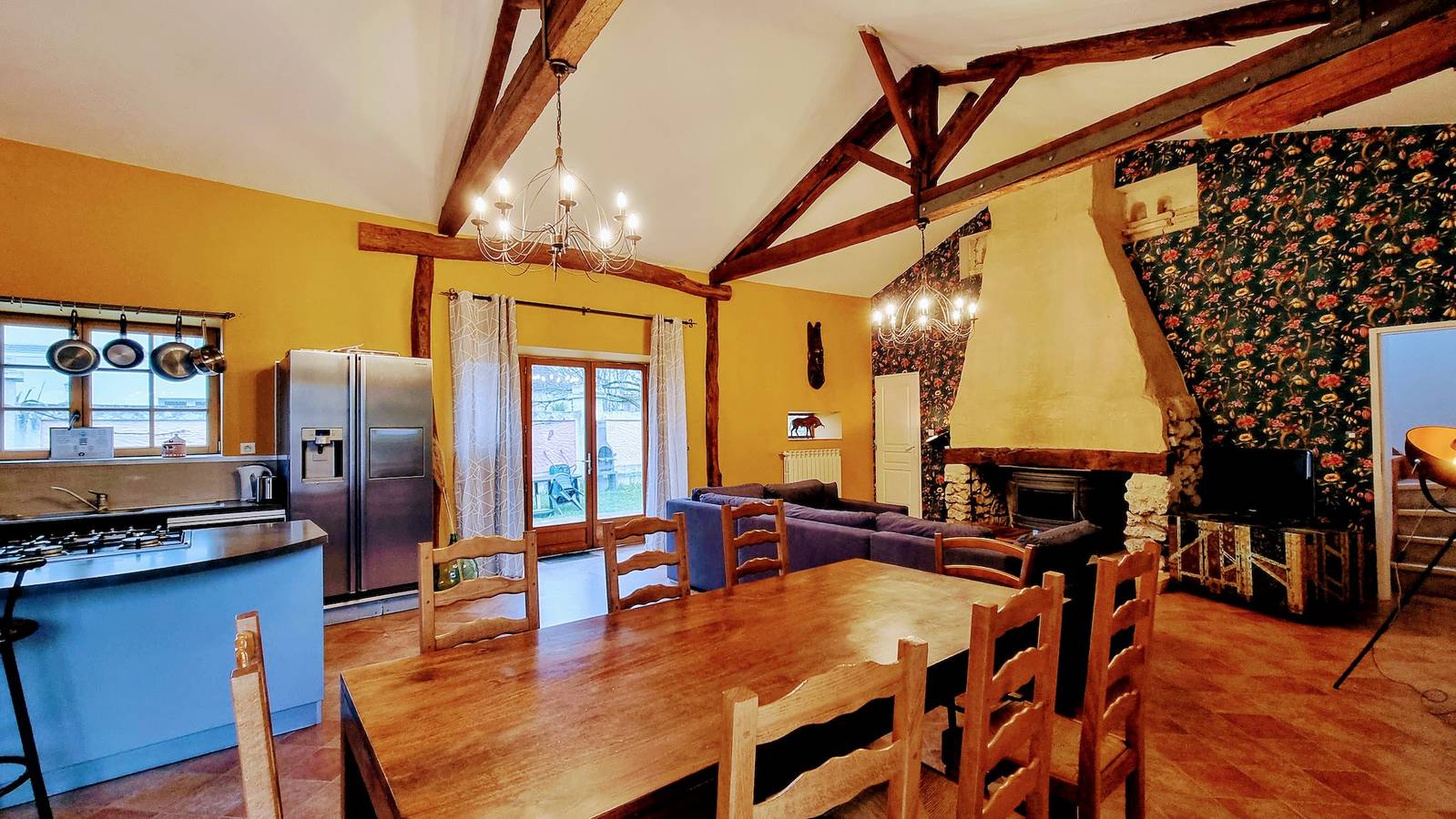 Gîte pour 11 personnes avec piscine in Saint-Just-Luzac, Côte de Beauté