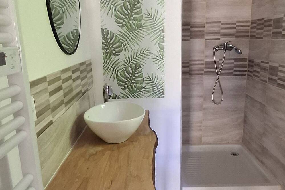 Appartement entier, Maisonnette 2 personnes, 1 chambre, piscine, près de Lascaux Iv in Montignac, Périgord Noir