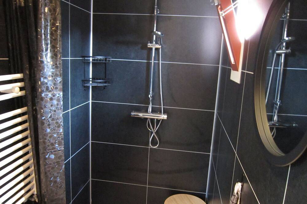 Beautiful b&b/ vacation home located on a large garden surrounded by water. in Bovenkarspel, Markermeer