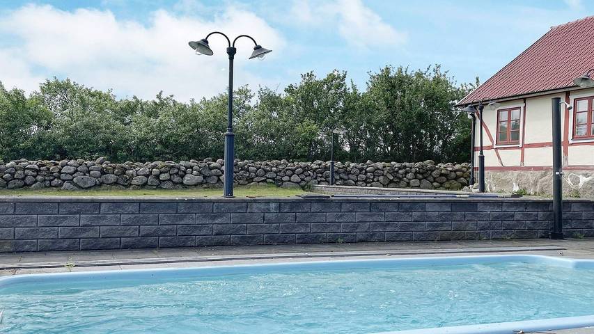 Ferieudlejning for 5 personer, med pool i Sverige