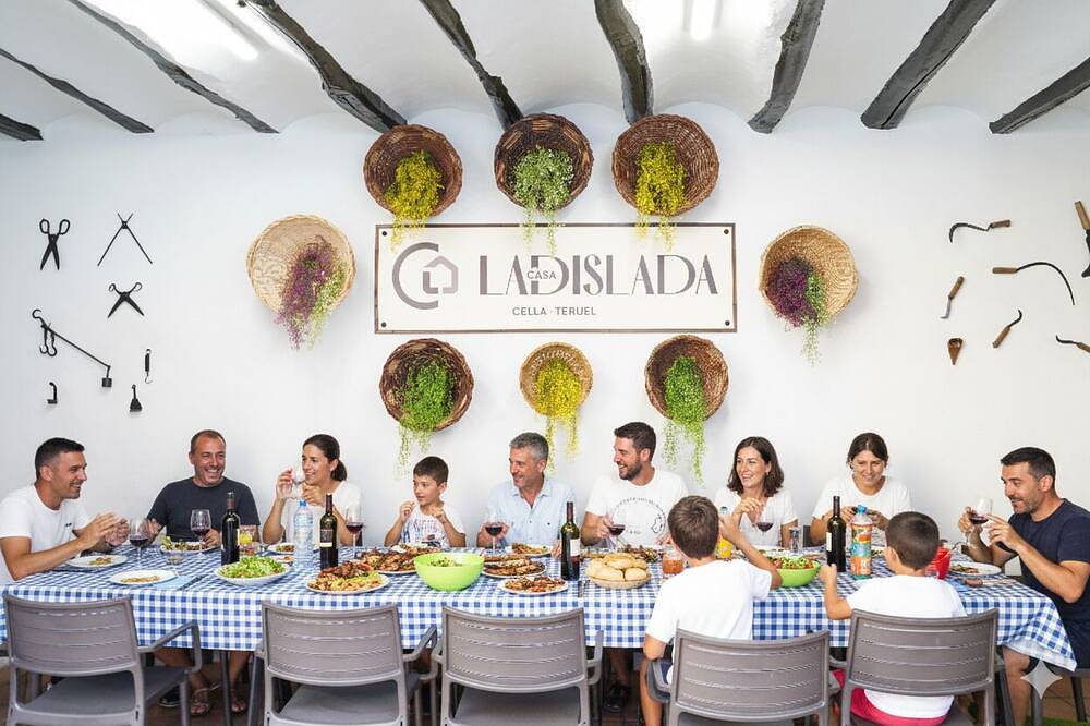 Casa rural con barbacoa, sala de juegos ideal familias y grupos. Teruel in Cella, Teruel Region