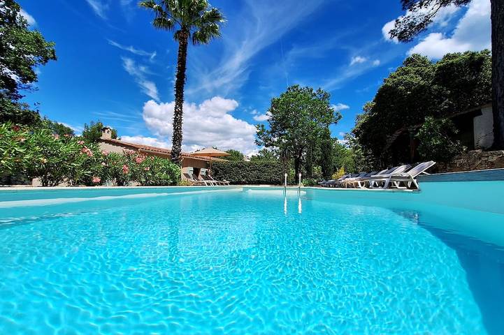 Location de vacances pour 16 personnes, avec Jacuzzi ainsi que Terrasse et Jardin à Callas